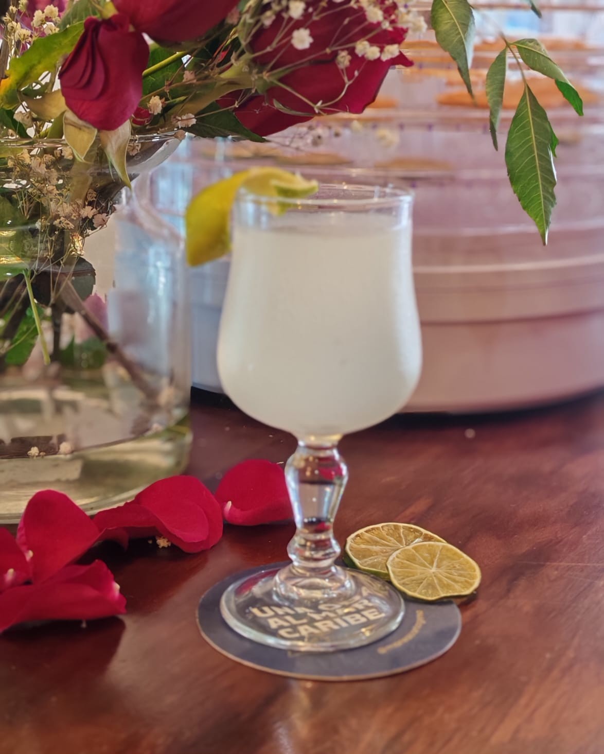 Daiquiri de la casa preparado en la barra de Salónica